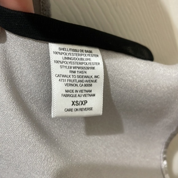 RO & DE Silky Metallic Cut Out Top - Picture 6 of 7